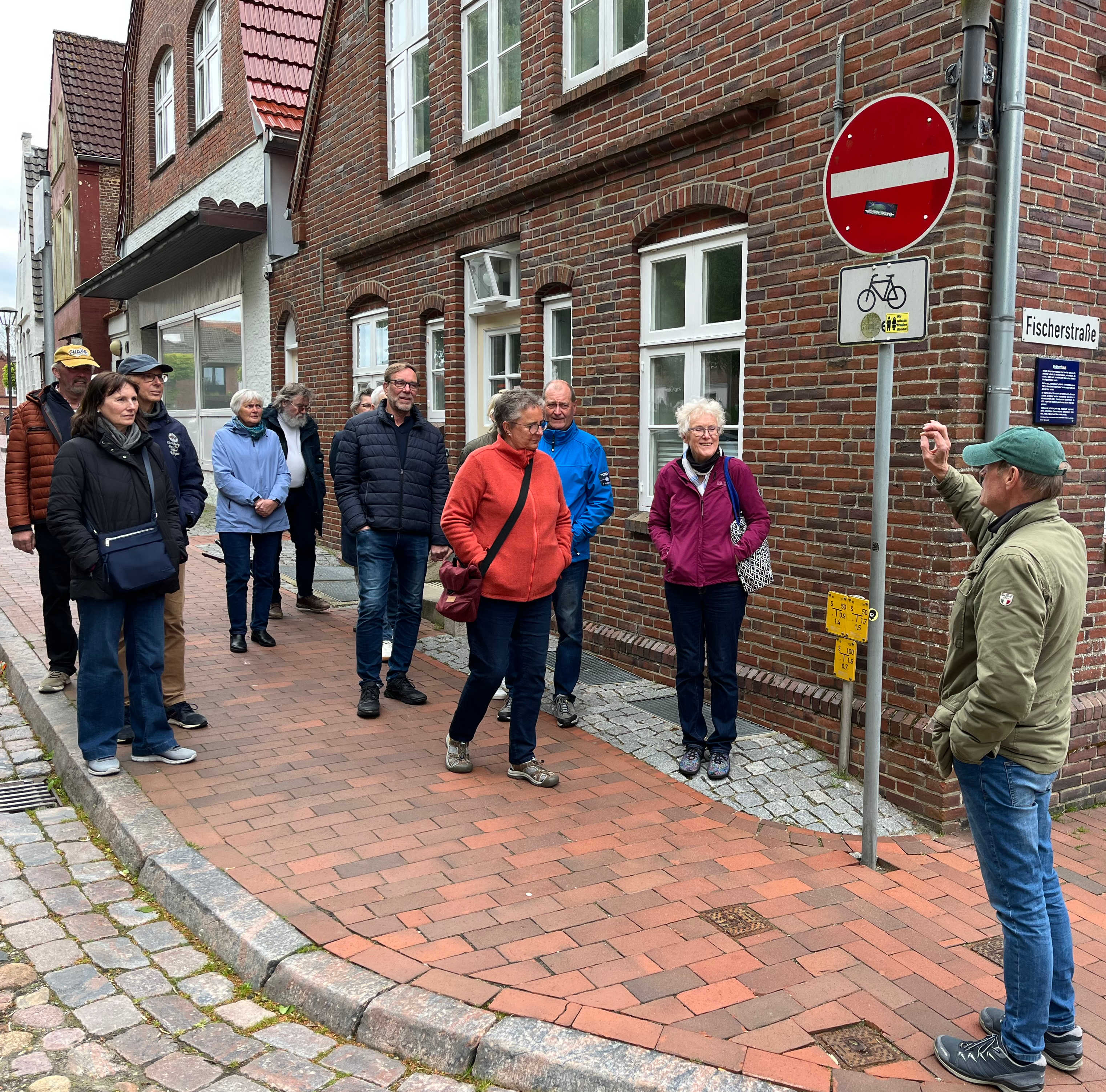 Der bekannte Musiker und Stadtf�hrer Rainer Martens (im Bild rechts) f�hrte durch die Stadt Garding.
