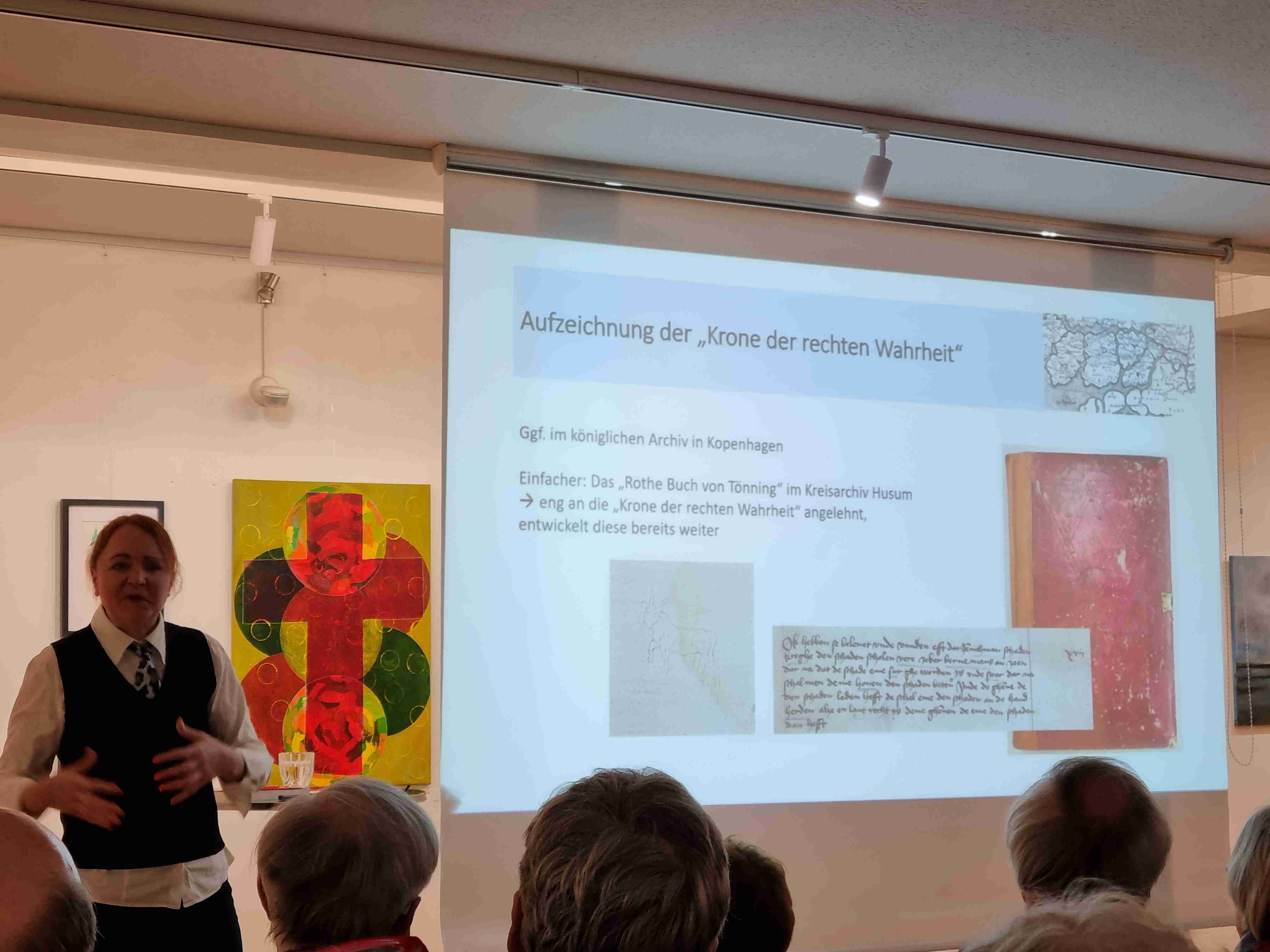 Isabella L&ouml;w w�hrend ihres Vortrags im Kulturhaus/Stallerhaus in Garding